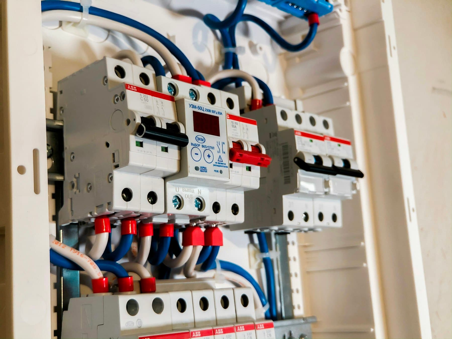 Tablero eléctrico con automáticos y diferencial instalados en riel