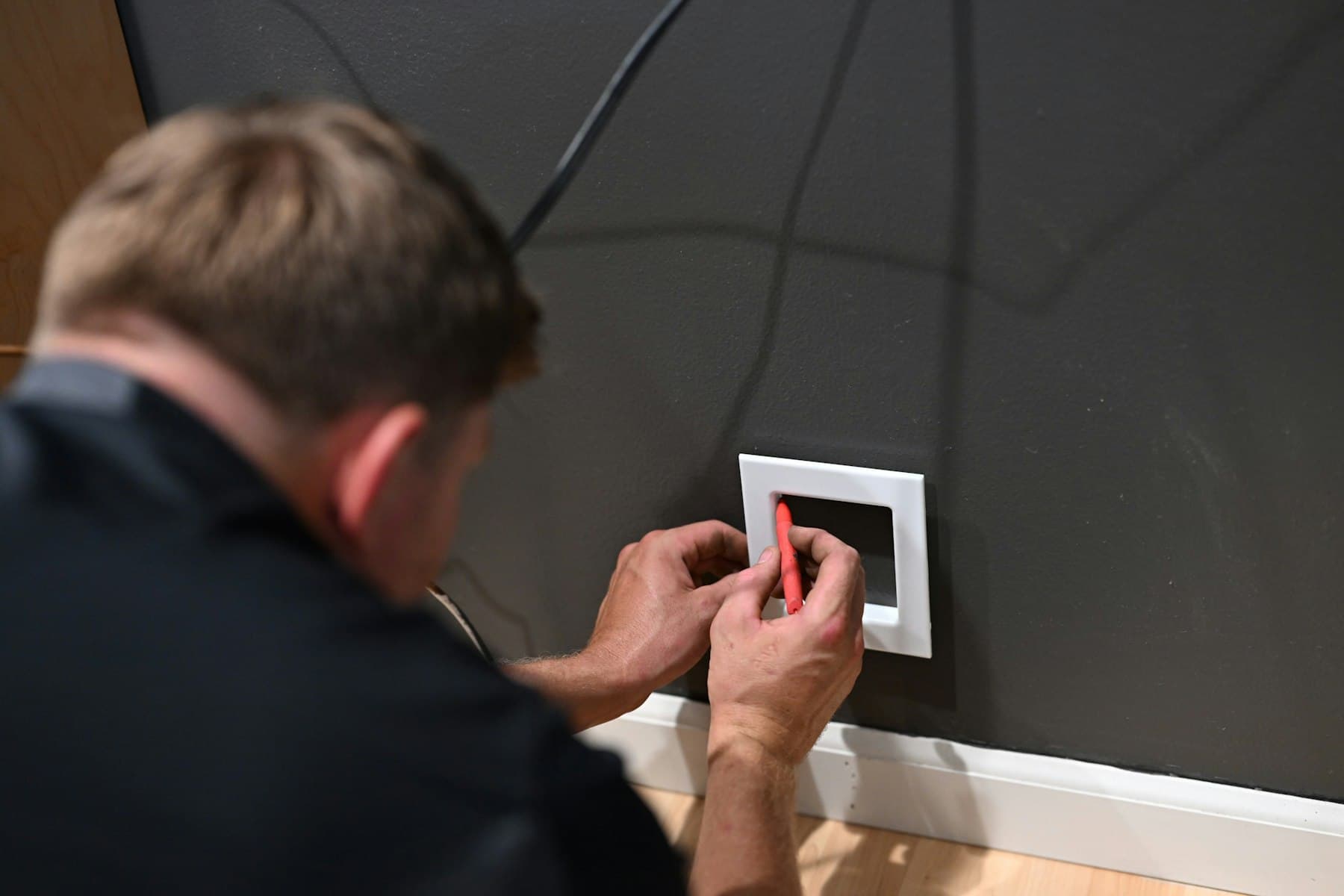 Electricista instalando un interruptor en una casa